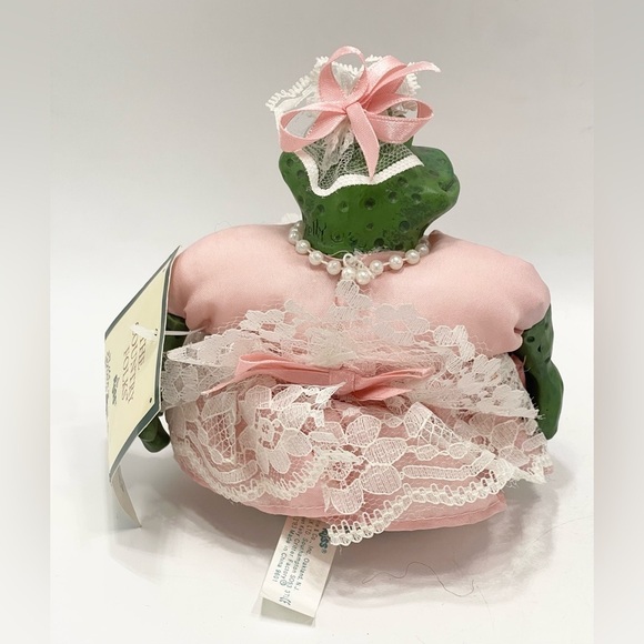 Country Folk Pinkykins Frog Shelf Sitter Decor 5.5” Toad Pink Resin Dress Fancy - Picture 3 of 6